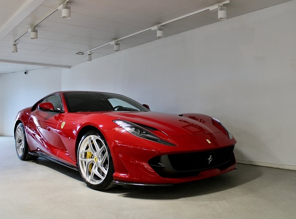 b6d4fa84-a718-44da-bb0d-04c8d99d79711.jpg Ferrari 812 Superfast V12 Full Carbon 70th - imagine 1